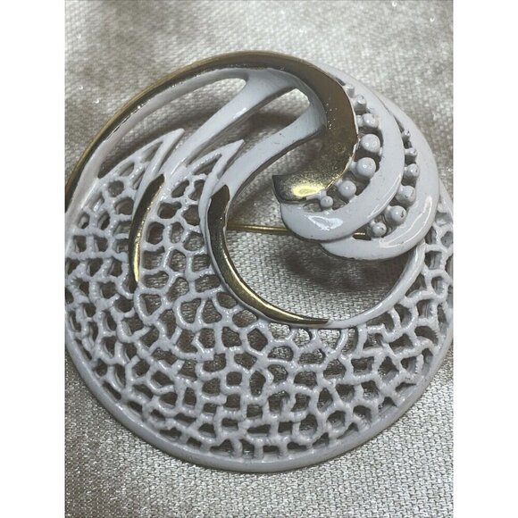 Vintage signed Monet white enamel and goldtone brooch - Picture 2 of 6